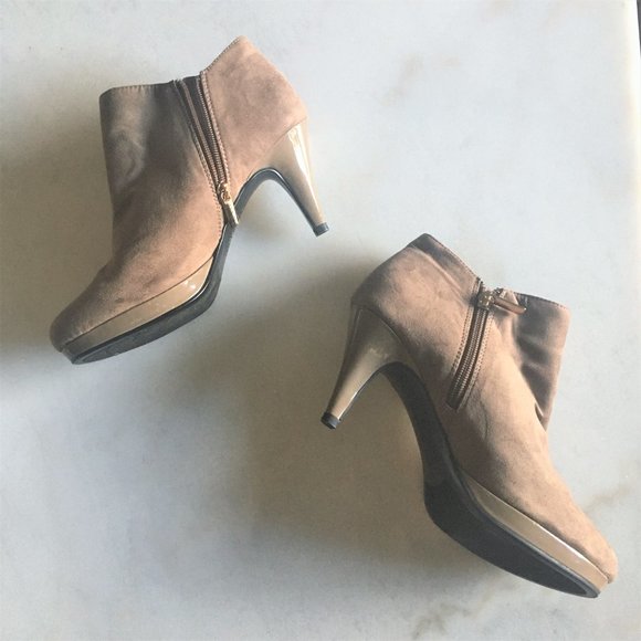 NWOT! New Bandolino Miku suede look tan ankle boot / heeled bootie (size 8) - Picture 5 of 13
